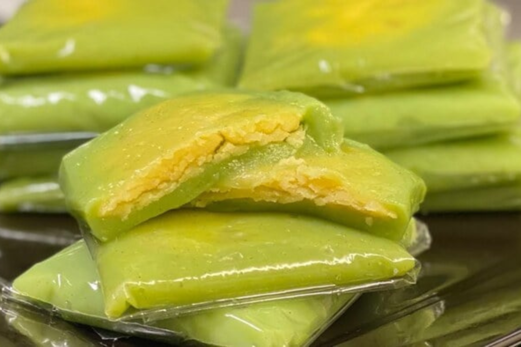 Chiếc bánh cốm Hà Nội với nhân đậu xanh vàng ươm