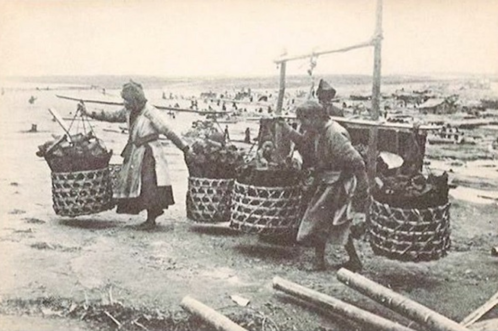 Phụ nữ gánh hàng bánh cốm Hà Nội xưa