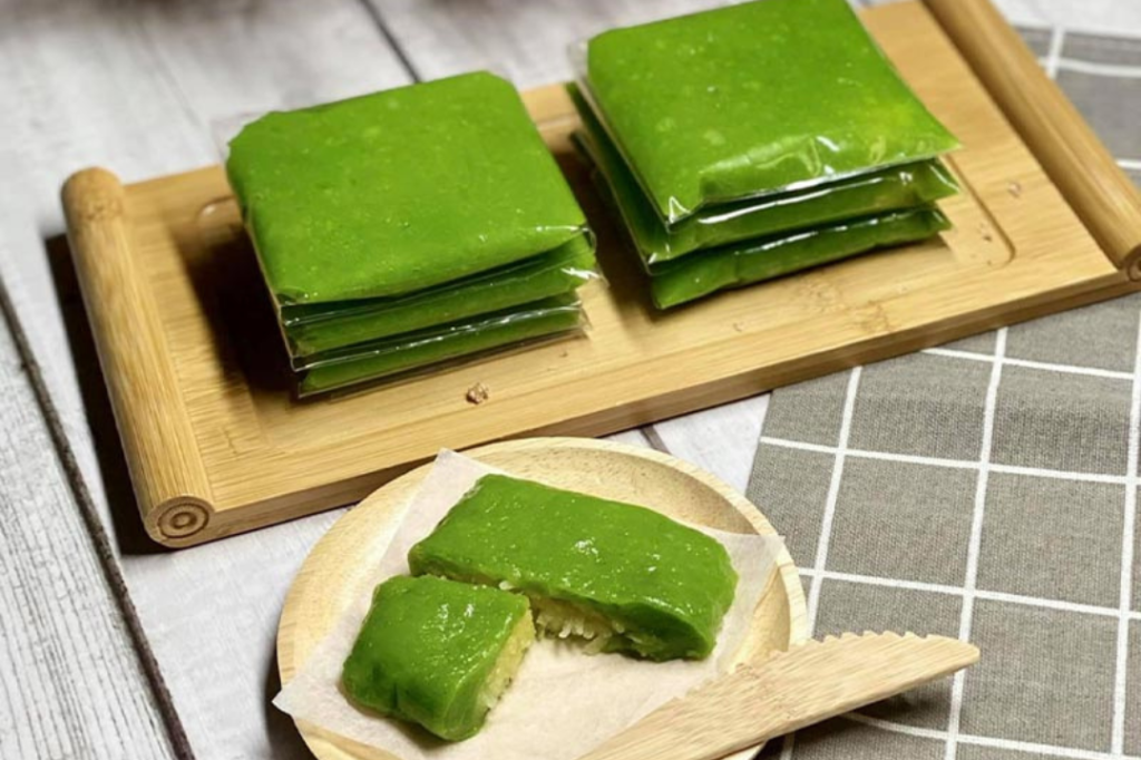 Bánh cốm Hà Nội được gói trong lớp lá và bảo quản cẩn thận